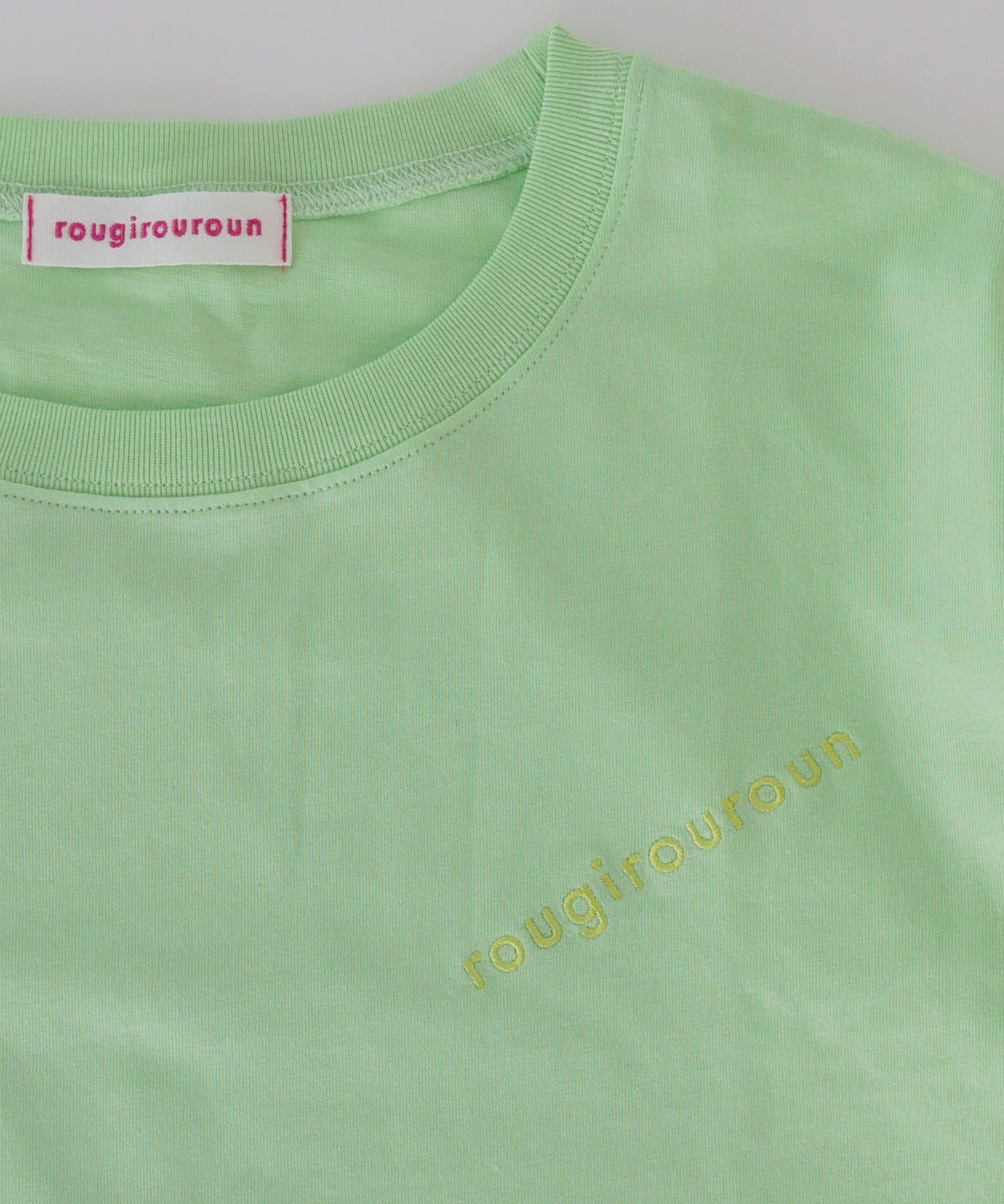 ロゴ刺繍入り半袖Tシャツ(ユニセックス)